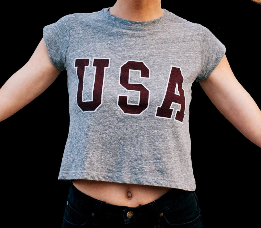 En quoi le t-shirt crop top est-il un symbole de la mode des années 80-90 ?
