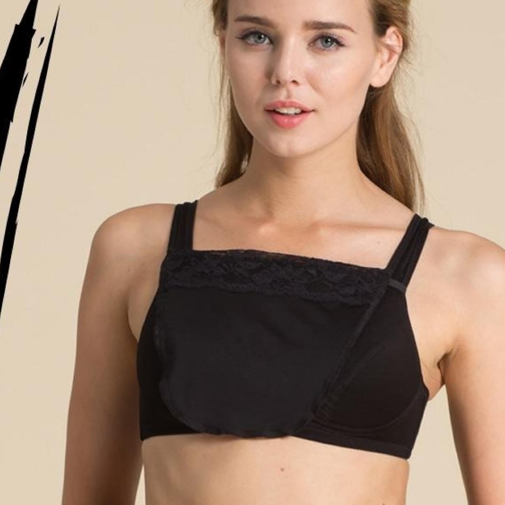 Modèle avec cache décolleté noir