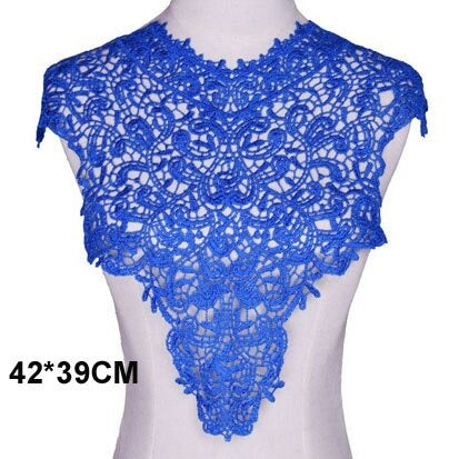 Cache décolleté en tissu brodé bleu 27