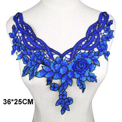 Cache décolleté en tissu brodé bleu 17