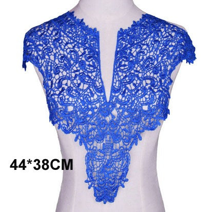 Cache décolleté en tissu brodé bleu 26