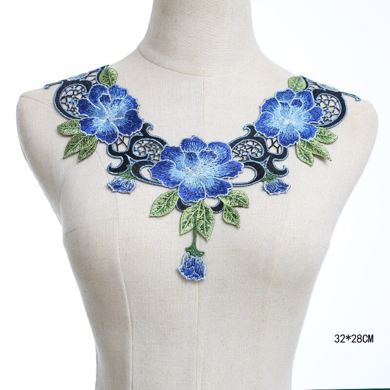 Cache décolleté en tissu brodé bleu 8