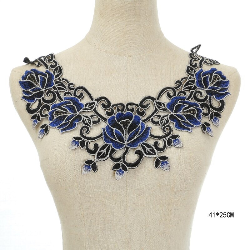 Cache décolleté en tissu brodé bleu 7