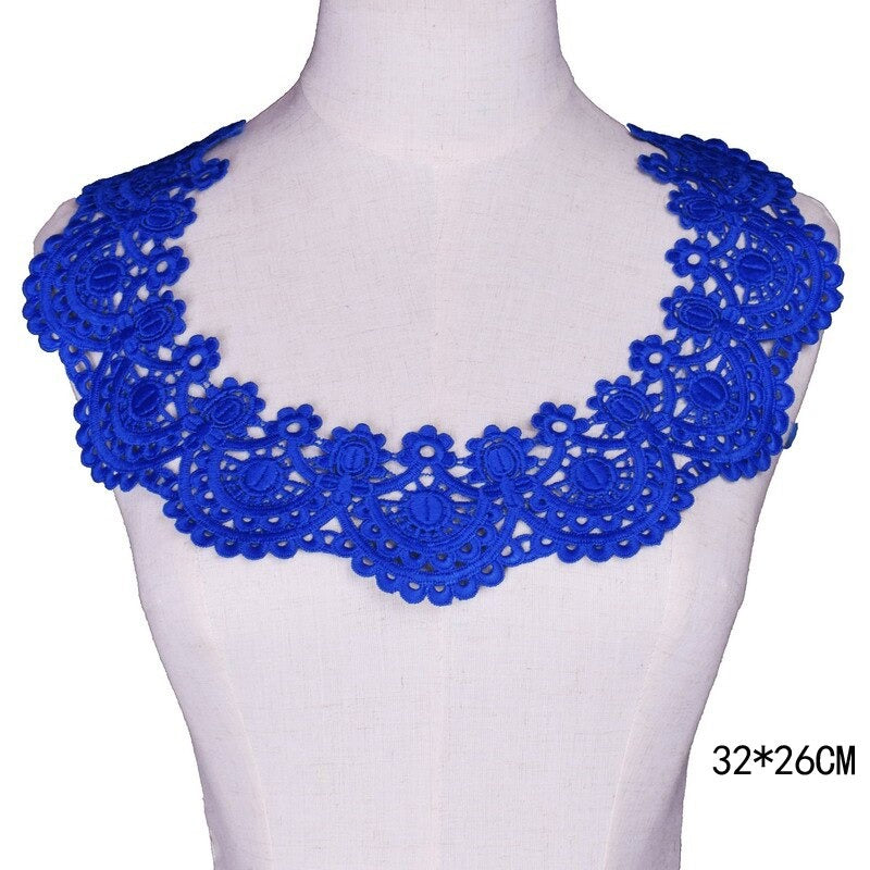 Cache décolleté en tissu brodé bleu 25