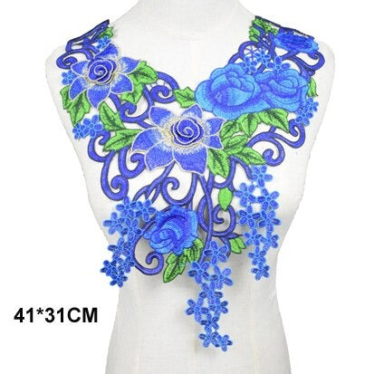 Cache décolleté en tissu brodé bleu 24