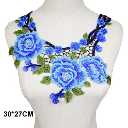 Cache décolleté en tissu brodé bleu 20