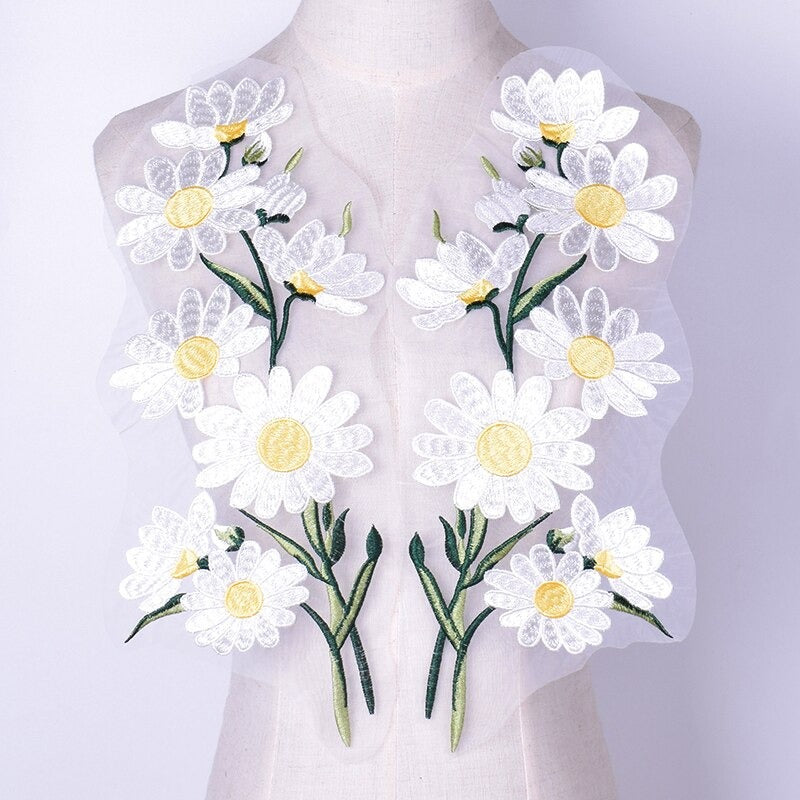 Cache décolleté en tissu brodé en fleur 7