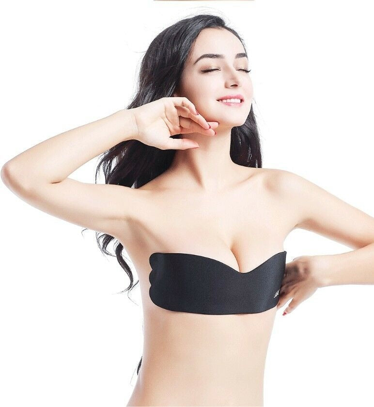 Soutien-gorge adhésif en silicone avec le modèle en noir démonstration